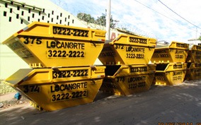 Cacambas Locanorte empilhadas para locacao