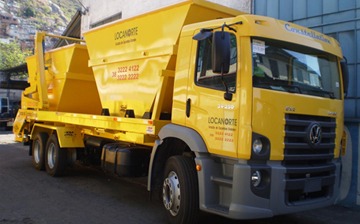 Caminhao amarelo Locanorte para transporte de cacamba