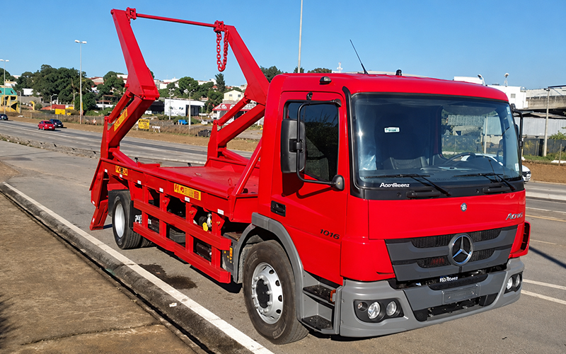 Caminhão poli-guindaste para transporte de caçambas